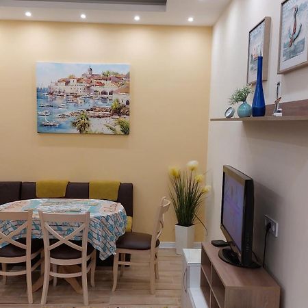 Апартамент Pink & Blue - 2Bdr With Balcony - Wi-Fi Varna Exteriör bild