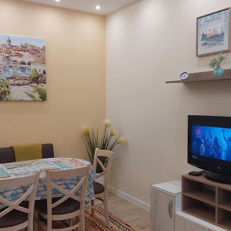 Апартамент Pink & Blue - 2Bdr With Balcony - Wi-Fi Varna Exteriör bild