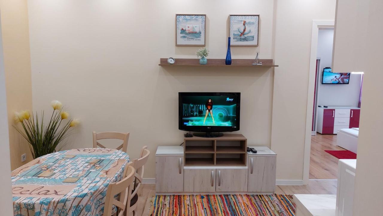 Апартамент Pink & Blue - 2Bdr With Balcony - Wi-Fi Varna Exteriör bild
