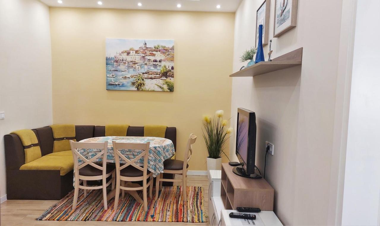 Апартамент Pink & Blue - 2Bdr With Balcony - Wi-Fi Varna Exteriör bild