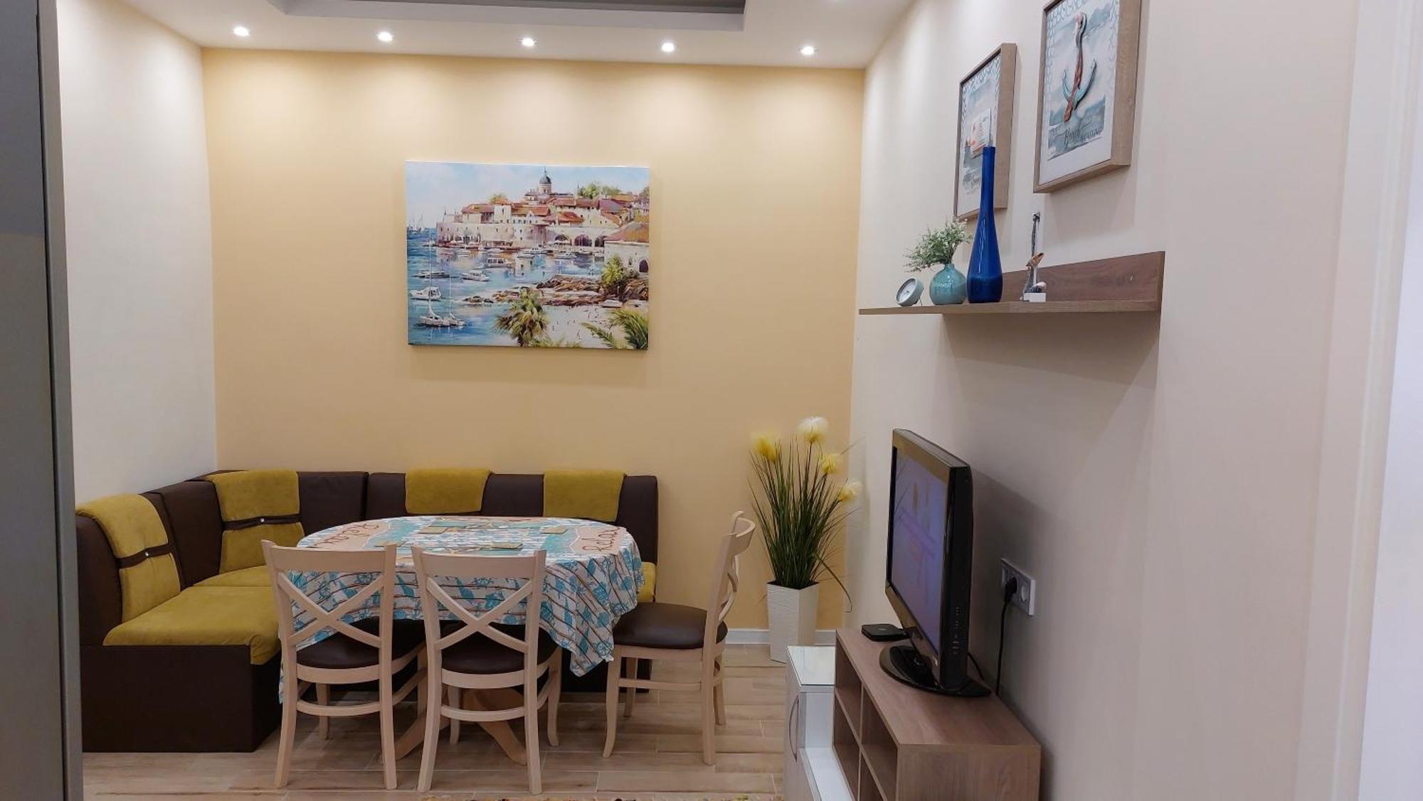 Апартамент Pink & Blue - 2Bdr With Balcony - Wi-Fi Varna Exteriör bild