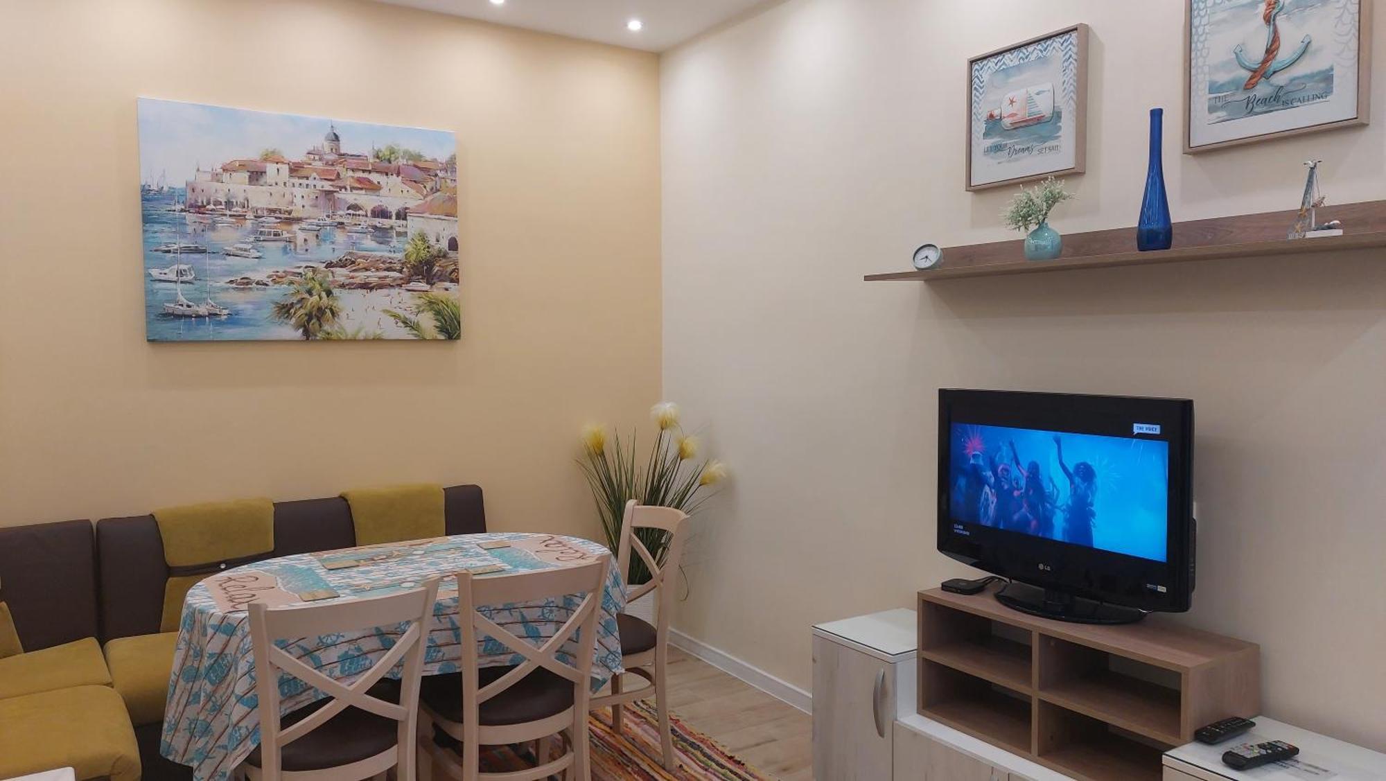Апартамент Pink & Blue - 2Bdr With Balcony - Wi-Fi Varna Exteriör bild